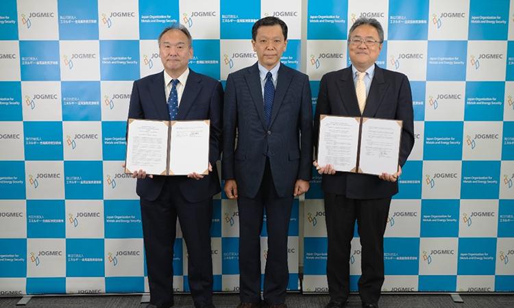 Left is Mr. Hiroshi Kubota, Executive Vice President of Metals Unit, Right is Mr. Hiroyuki Mori, Executive Vice President, Member of the Board, and in the middle is their President, Mr. Michio Daito as a witness.